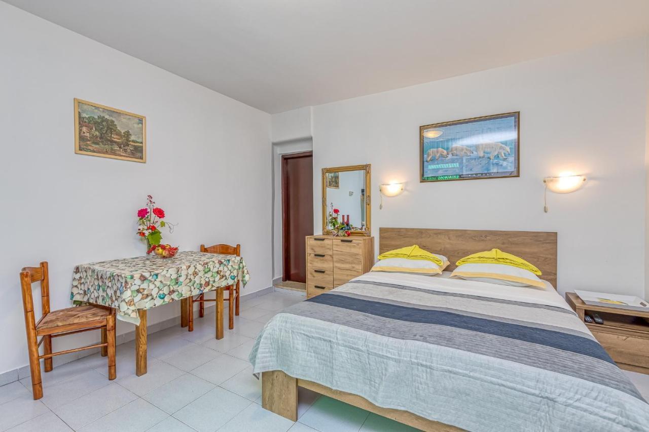 Apartments Bastovanovic Ровінь Екстер'єр фото