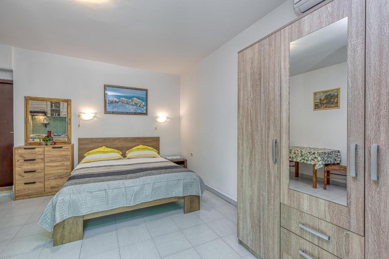 Apartments Bastovanovic Ровінь Екстер'єр фото