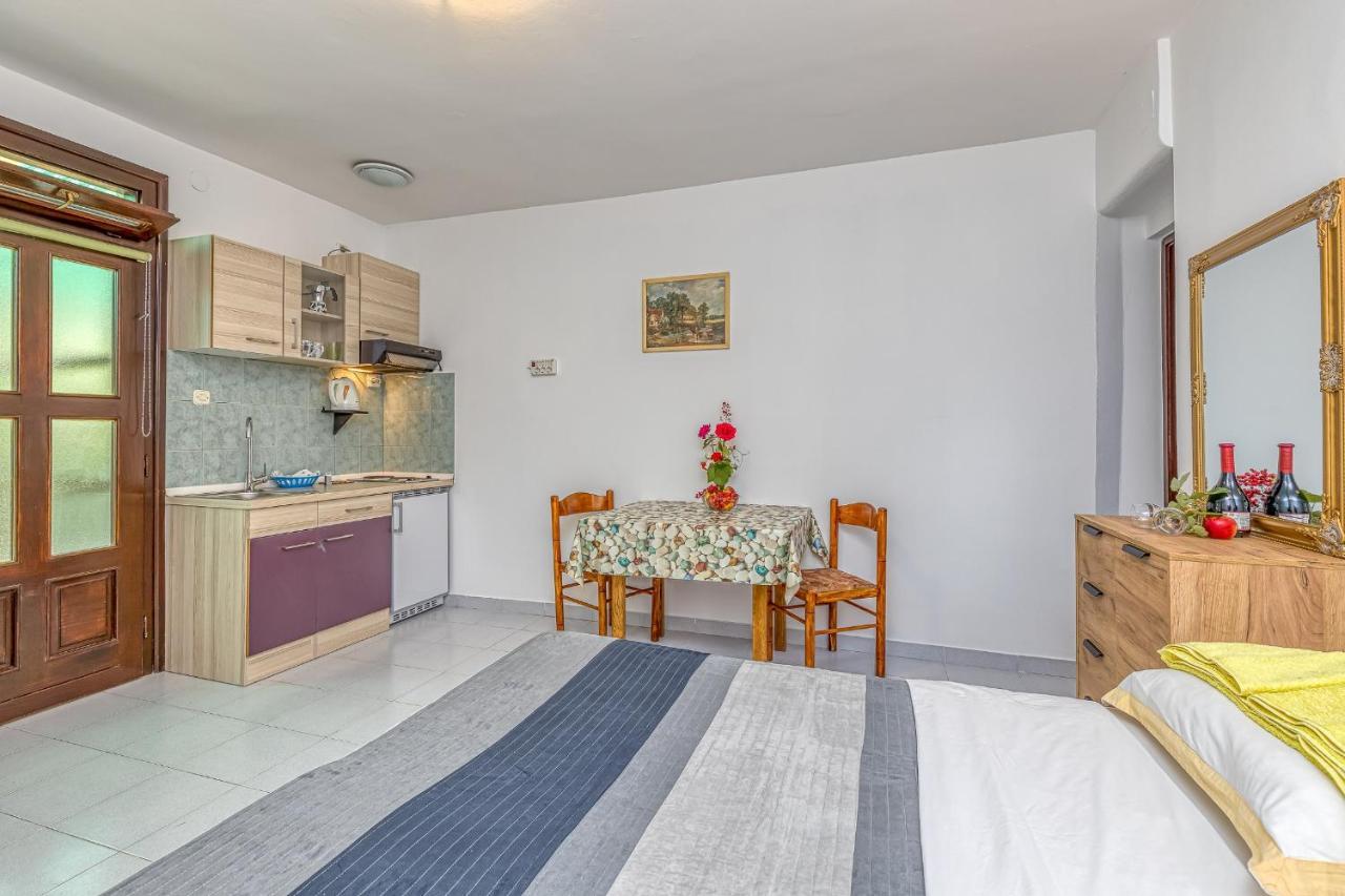 Apartments Bastovanovic Ровінь Екстер'єр фото